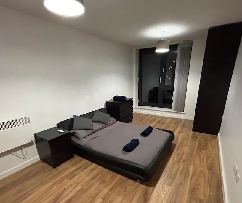2 Bed Apartment Close To Station With Parking London