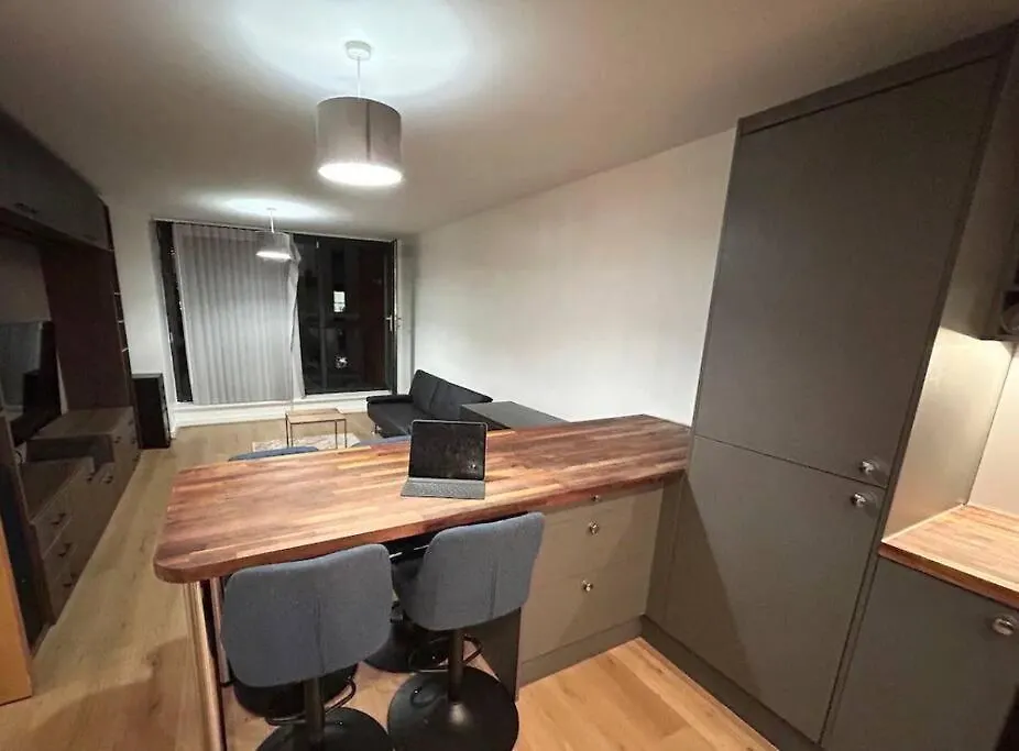 2 Bed Apartment Close To Station With Parking London