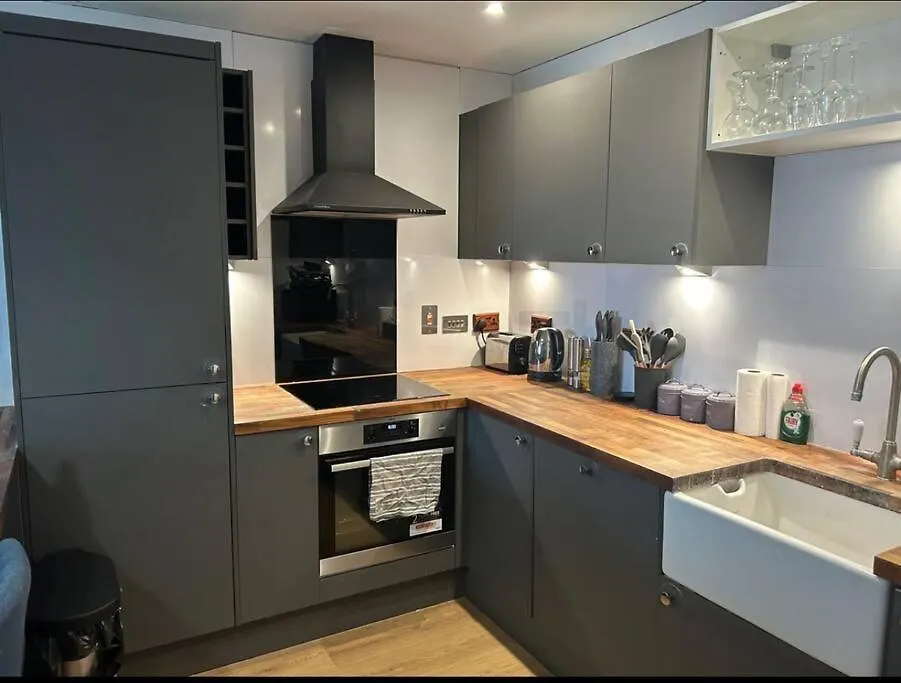 2 Bed Apartment Close To Station With Parking London United Kingdom